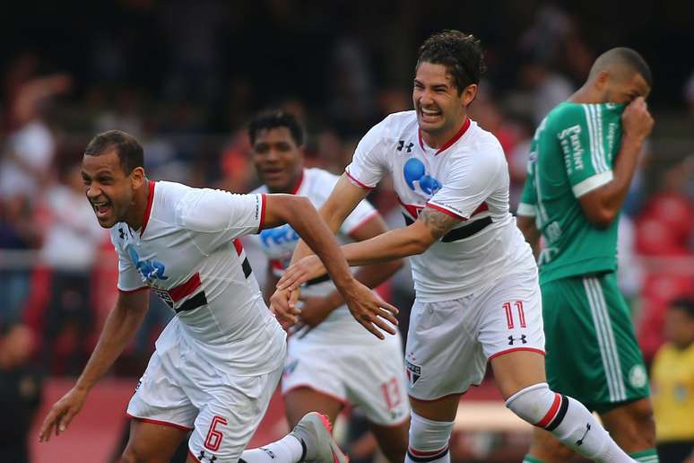 Carlinhos comemora primeiro gol da partida no Morumbi