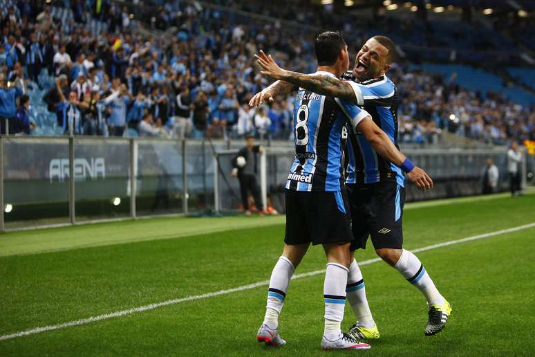 Giuliano e Edinho comemoram mais uma vitória do Grêmio na Arena