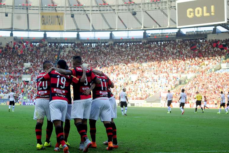 Flamengo comemora gol marcado por Emerson Sheik no primeiro tempo