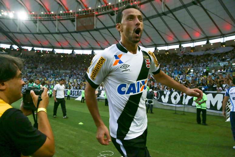 Nen&ecirc; faz festa ao decidir o Cl&aacute;ssico dos Milh&otilde;es para o Vasco