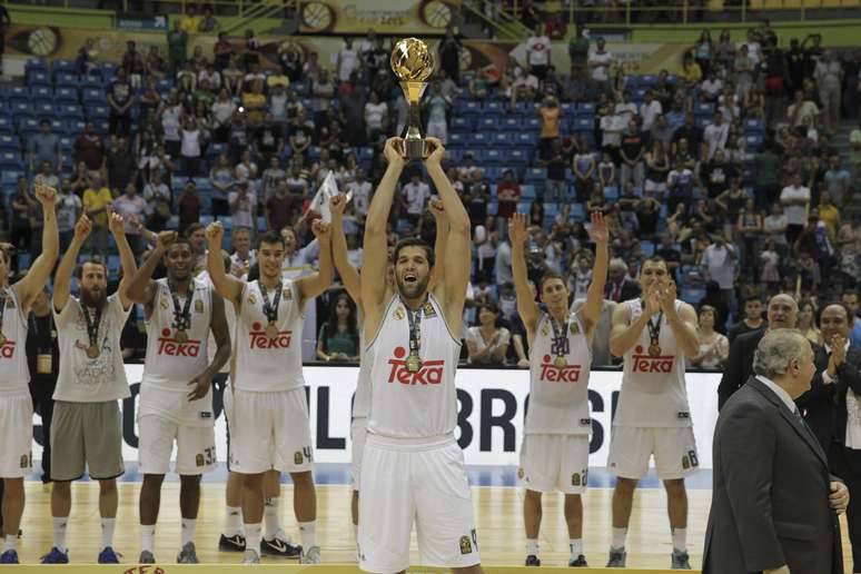 Capitão Felipe Reyes levanta a taça do penta mundial do Real