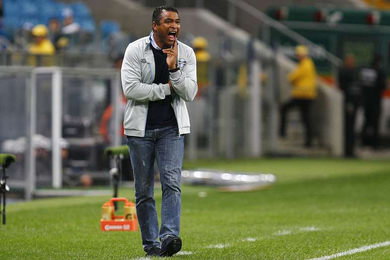 À beira do campo, técnico Roger comanda mais uma vitória gremista no Brasileiro