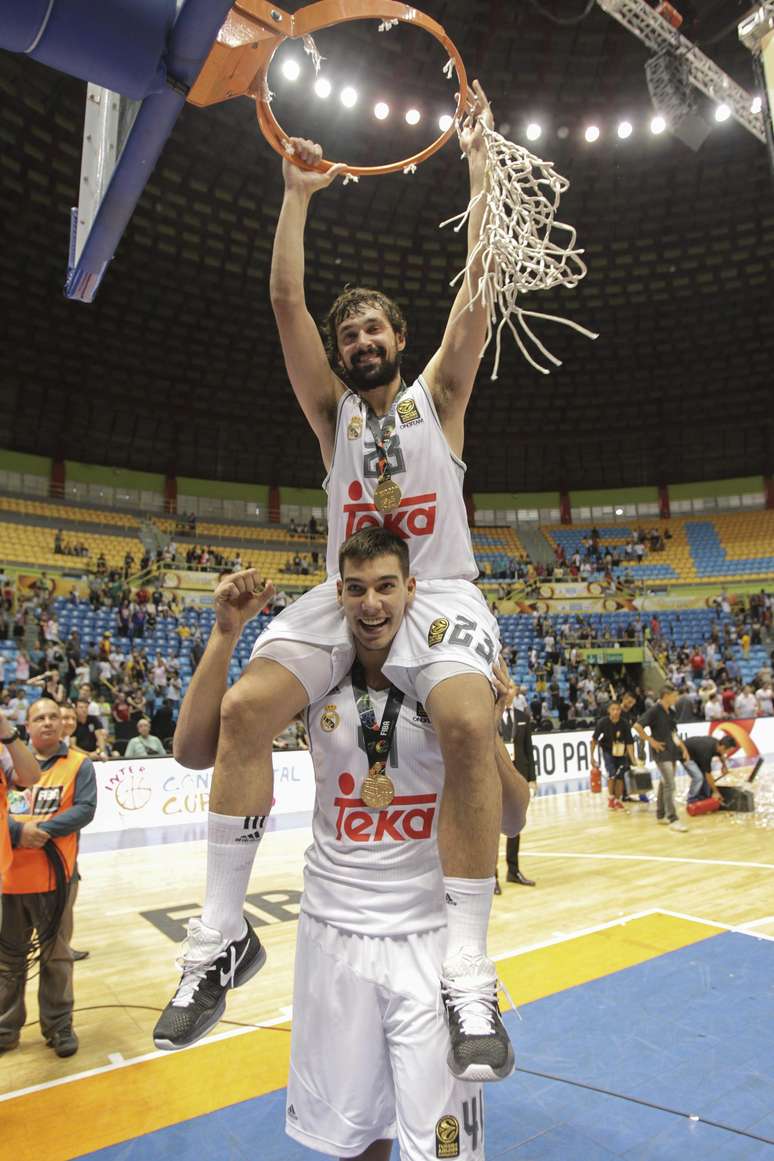 Sergio Llull e Guillermo, do Real Madrid, fazem festa do título em quadra