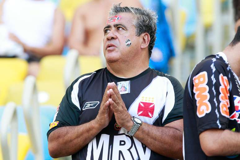 Deu certo! Vasca&iacute;no reza nas arquibancadas na luta contra o rebaixamento