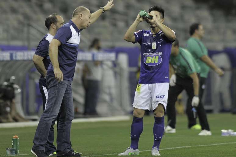 Terceira vitória de Mano Menezes em seis jogos no comando do Cruzeiro