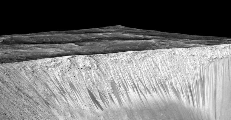 Imagem da cratera Garni mostra linhas que seriam causadas por água salgada.