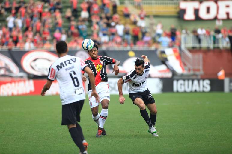 Dátolo (dir.) sofreu corte profundo no empate com Joinville por 2 a 2