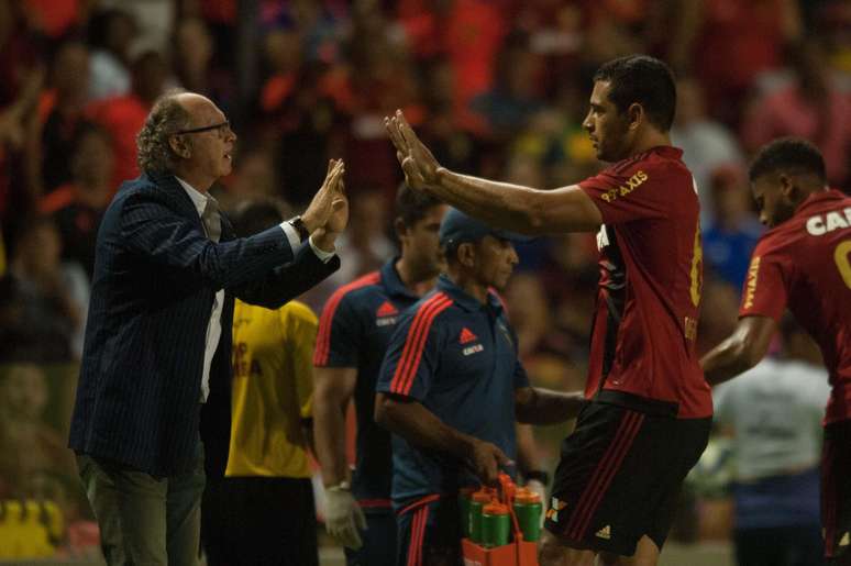 Diego Souza comemora com Falcão o gol que abriu o caminho da vitória do Sport