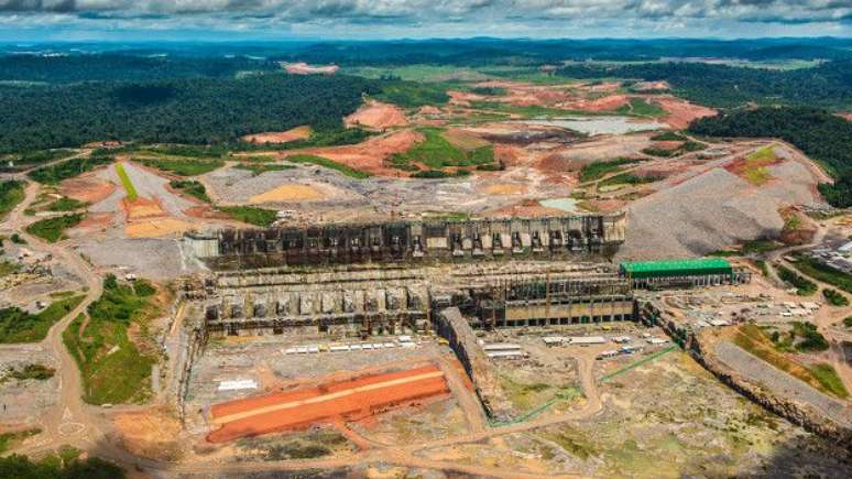 Vista áerea do canteiro de obras de Belo Monte, no rio Xingu; presidente Dilma reconheceu &#039;erros&#039; na construção, e ONG alerta para repetição de problemas no Tapajós 