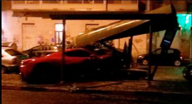 Acidente causado pelo zagueiro Cáceres em ponto de ônibus na Itália