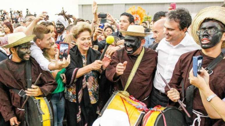 Para especialista, Dilma precisa andar na rua, falar mais com as pessoas, baixar o vidro do carro...