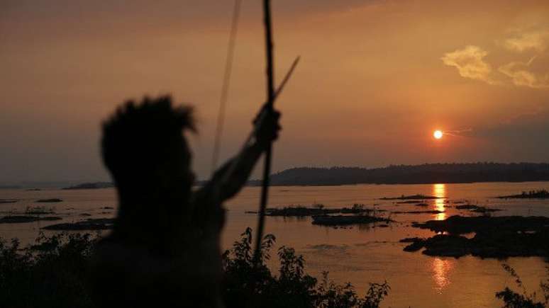 Índio mundurucu às margens do rio Tapajós; para Greenpeace, avaliação de impacto sobre indígenas e ribeirinhos da região é &#039;tendenciosa e incompleta&#039; 