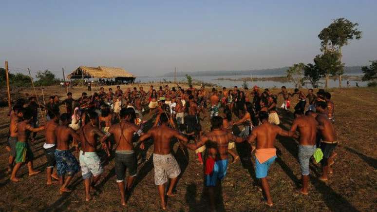 Mundurucus na terra indígena Sawré Muybu, no Pará, às margens do Tapajós; alteração do rio representa &#039;desmoronamento da dinâmica cultural&#039; desse povo, diz ONG 