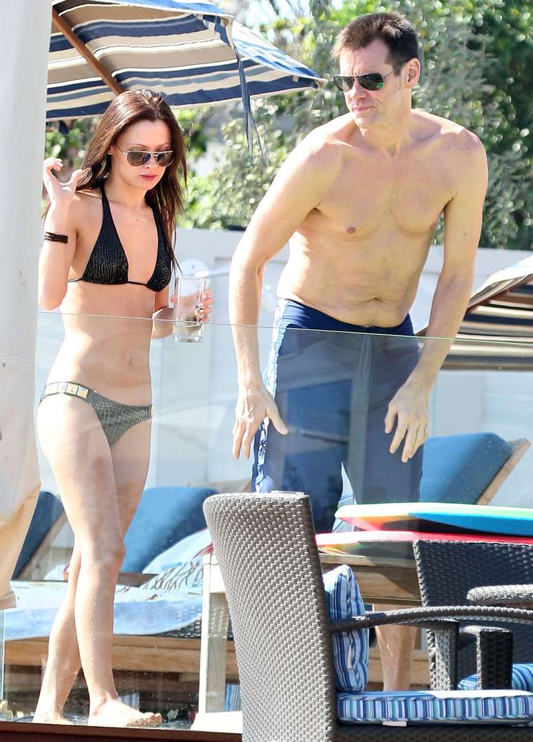 Cathriona White e Jim Carrey na praia de Malibu em 15 de setembro de 2012