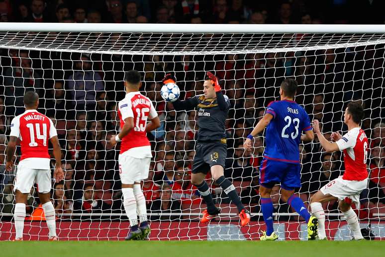 Com lambança do goleiro Ospina, Arsenal perde em casa para o Olympiacos