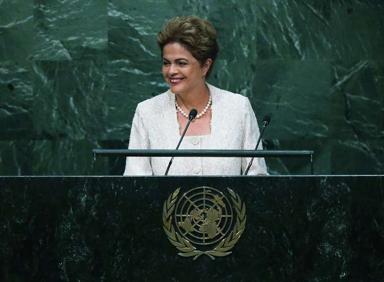 Dilma Rousseff é acusada de conhecer esquema de corrupção e se beneficiar com recursos para sua campanha 