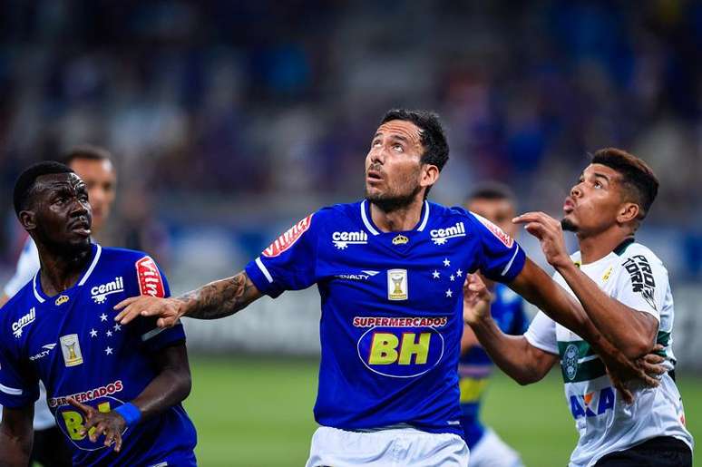 FOTOS - Cruzeiro vence Coritiba e abre vantagem da zona da degola