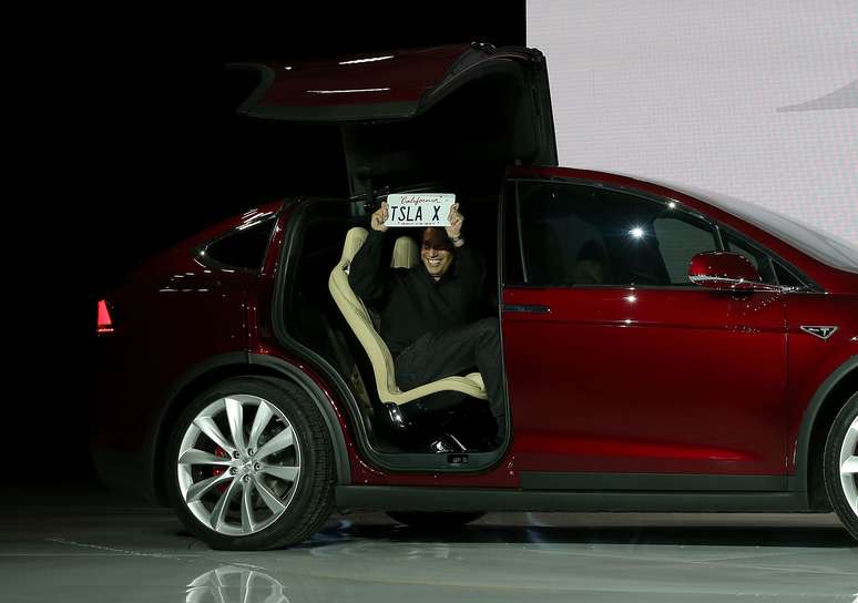 Elon Musk lança Tesla Model X Crossover SUV na Califórnia