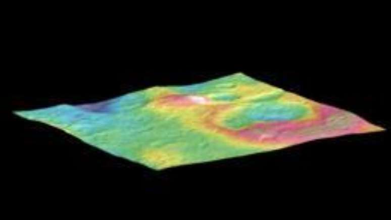 Outra imagem mostrou uma montanha de seis quilômetros de altura em Ceres 