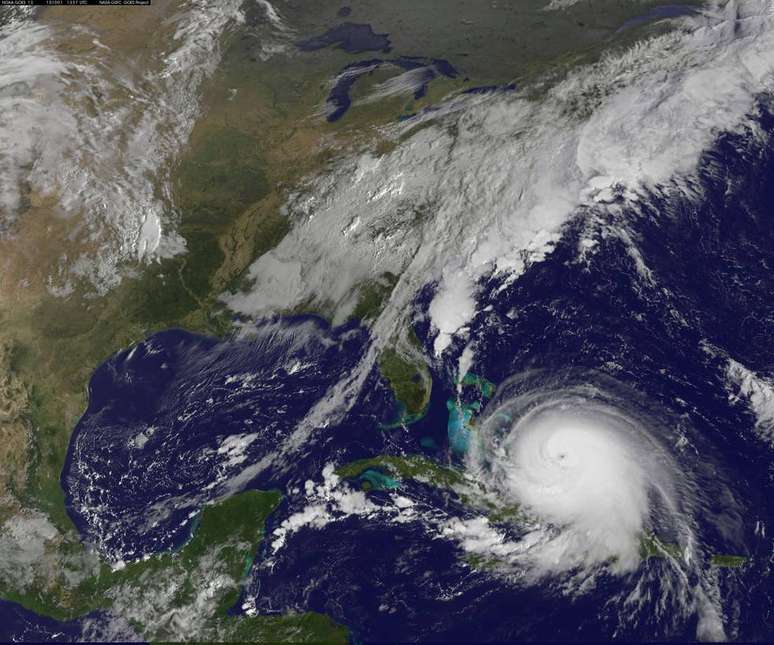 Imagem de satélite da Nasa mostra o furacão Joaquín chegando às Bahamas nesta quinta-feira com ventos de até 195km/h.