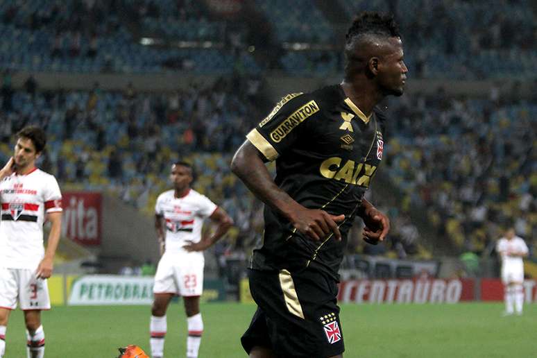 Colombiano Riascos abriu o placar para o Vasco no Maracanã