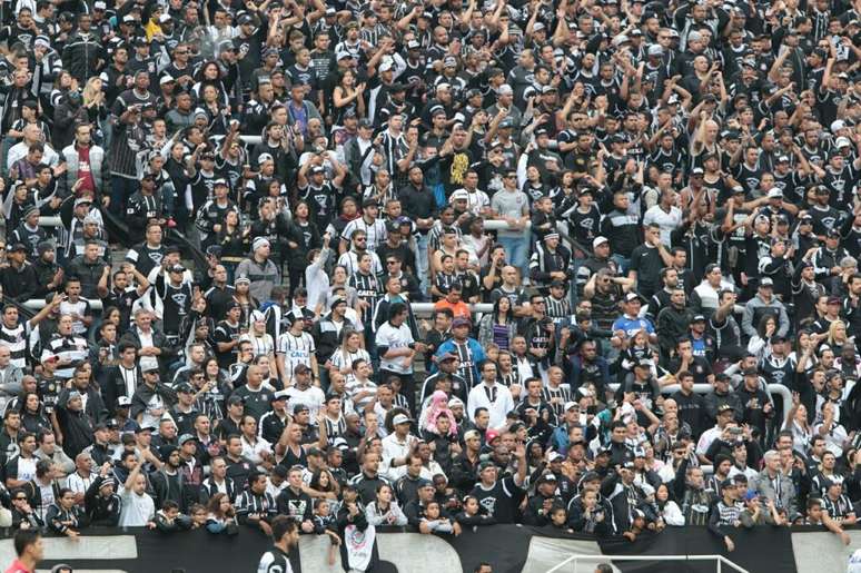 Já pensou a fila que vai ter quando essa galera toda for no fast food do timão?