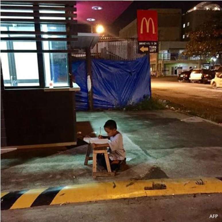 Foto de menino estudando com sob luz de de lanchonete viralizou