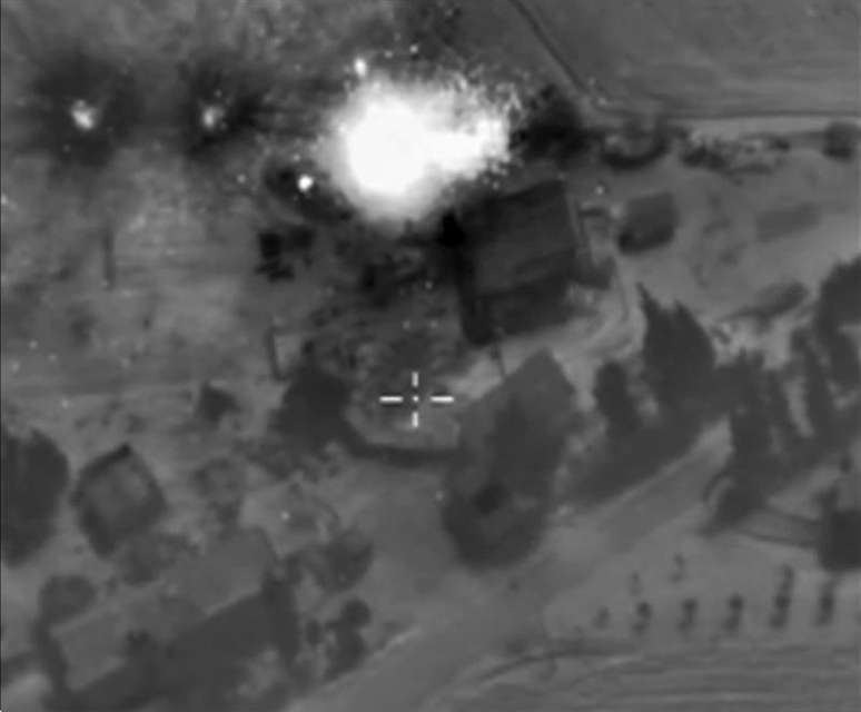 Imagem divulgada pelo Ministério de Defesa russo mostra bombardeio na Síria.