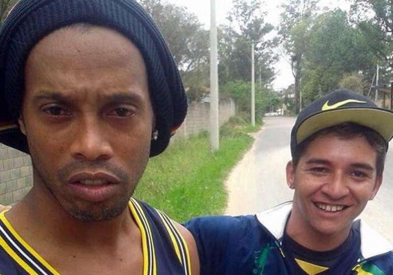 Carro de Ronaldinho acaba no mato e jogador aparece "cansado" em foto