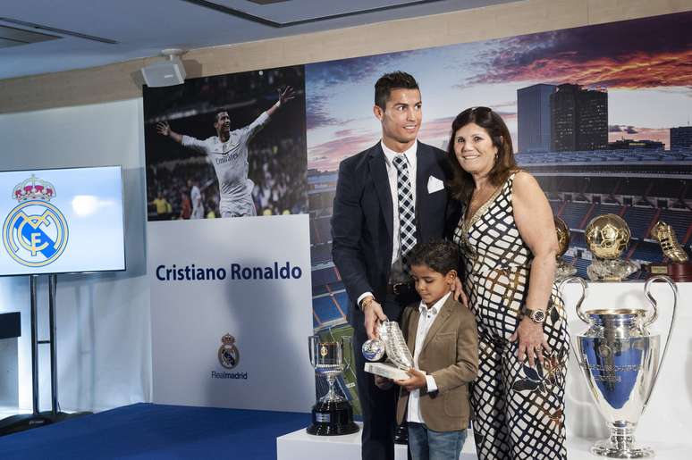 Cristiano Ronaldo, acompanhado de sua mãe e seu filho