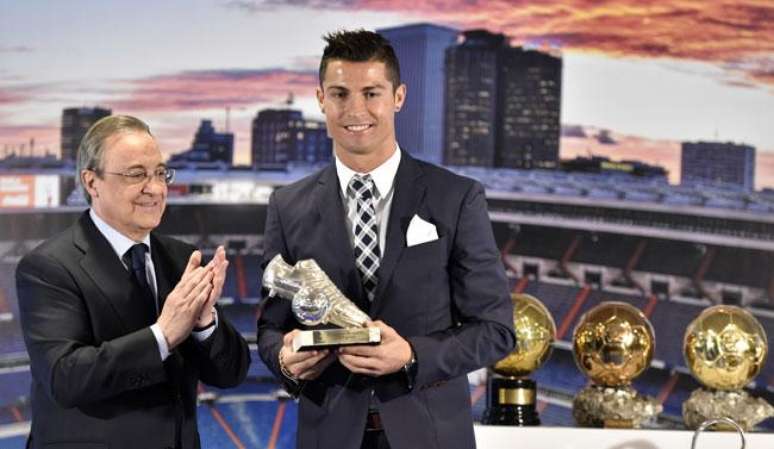 Cristiano Ronaldo recebe prêmio do Real