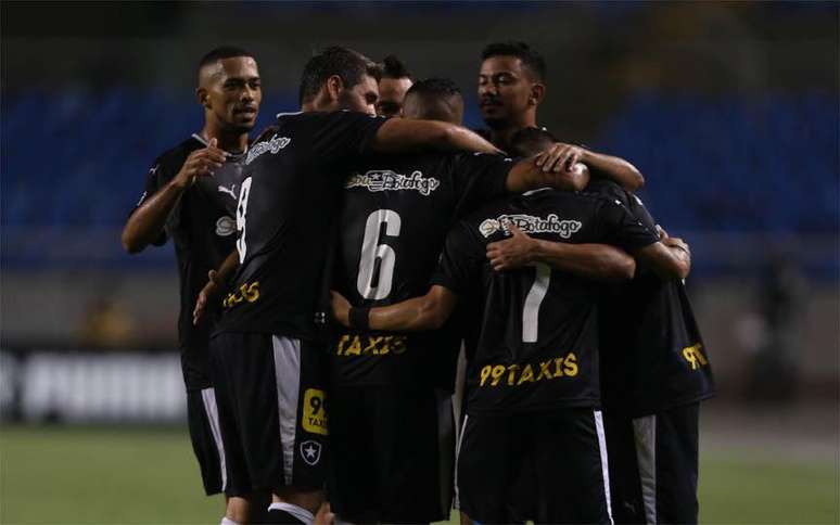 FOTOS: Botafogo vence o Macaé e abre vantagem na Série B