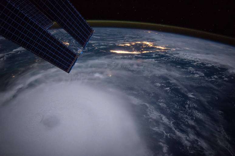 Foto da passagem do furacão Joaquín feita pelo astronauta Scott Kelly a partir da ISS.