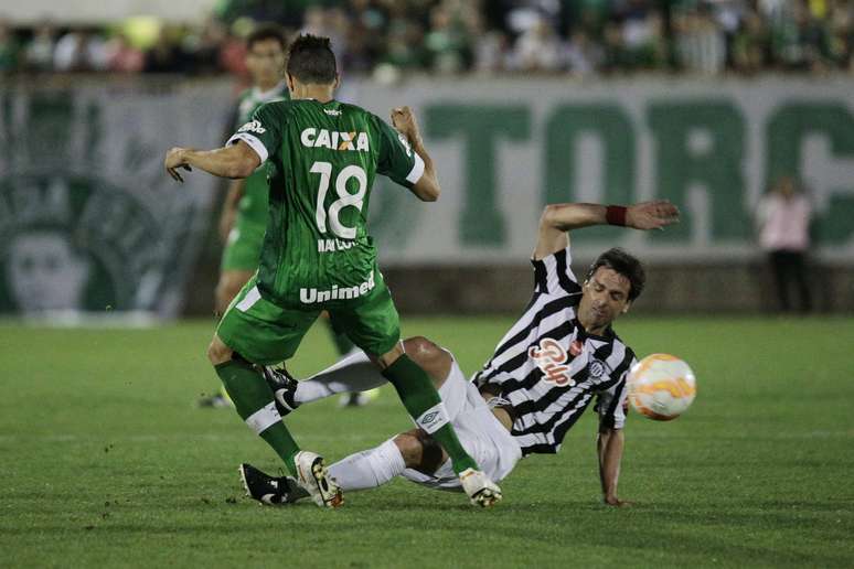 Chapecoense teve de jogar todo o segundo tempo com um homem a menos