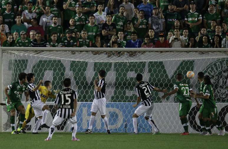 Mencia abriu o placar logo aos 3min e assustou a torcida do Figueirense