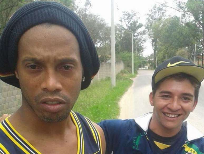 Ileso da batida, Ronaldinho até tirou selfies com moradores da região