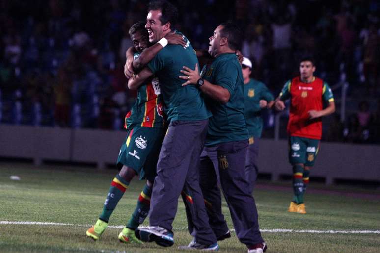 Jogadores e o técnico Leonardo Conde do Sampaio Corrêa comemoram gol durante a partida entre Sampaio Corrêa MA e Botafogo RJ válida pela Série B do Campeonato Brasileiro 2015 