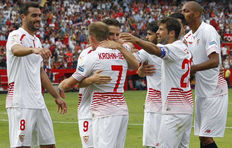 Jogadores do Sevilla comemoram gol de Kron Dehli