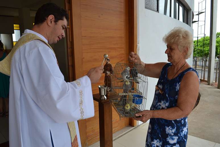 Dalvina levou as calopsitas para a bênção