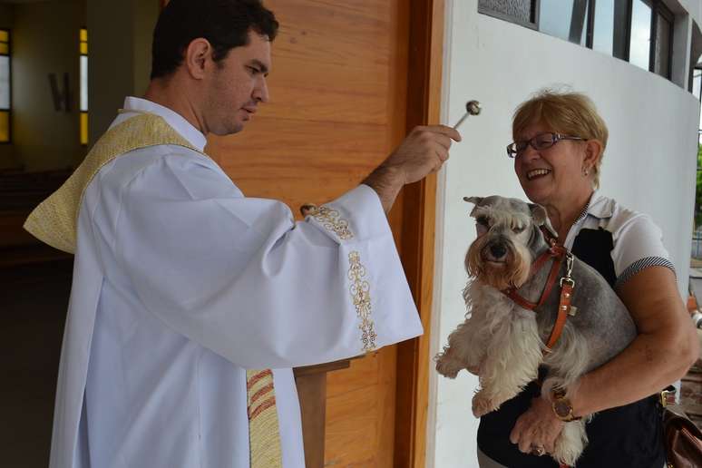 Vera Porto e sua schnauzer Vésper 