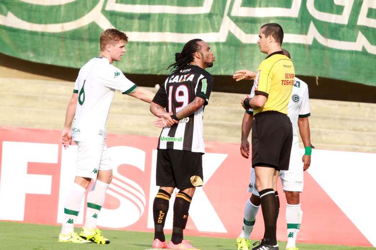 Carlos Alberto foi expulso antes do intervalo e deixou Figueirense com 10 em campo