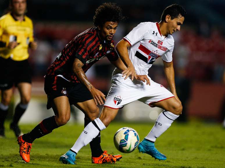 Com resultado, S&atilde;o Paulo entra no G-4 e torce contra Palmeiras e Santos no domingo