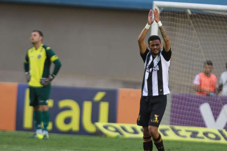 Rafael Bastos fez o gol da vitória do Figueirense no Serra Dourada