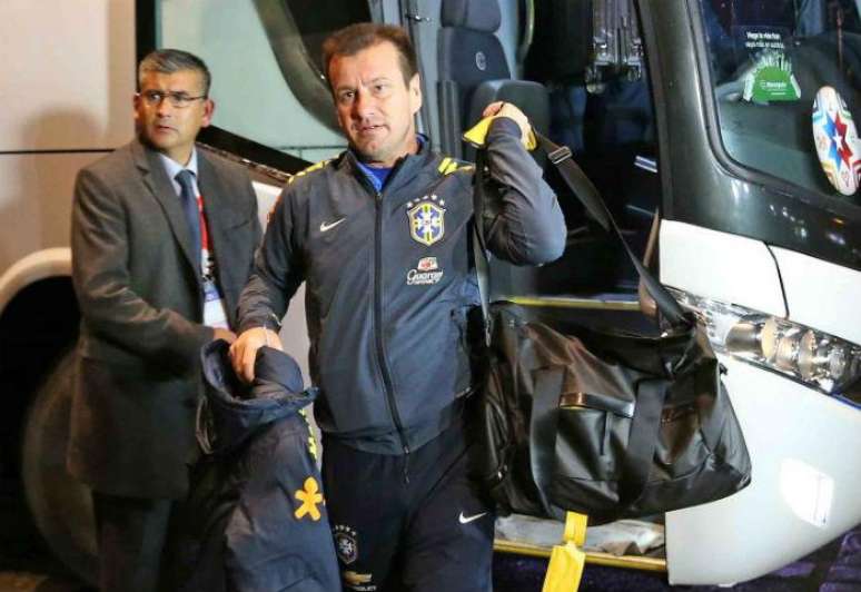 Dunga, técnico da Seleção Brasileira, no desembarque para a Copa América