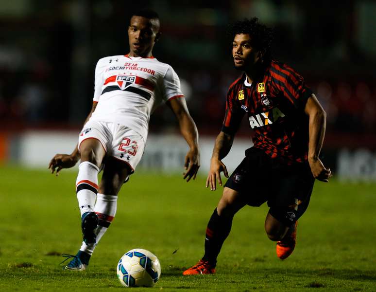 Volante Thiago Mendes (esquerda) voltou a ser destaque do S&atilde;o Paulo