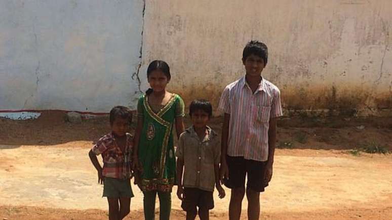 Cada uma destas crianças perdeu o pai na rodovia (Foto: BBC/Sriram Karri)
