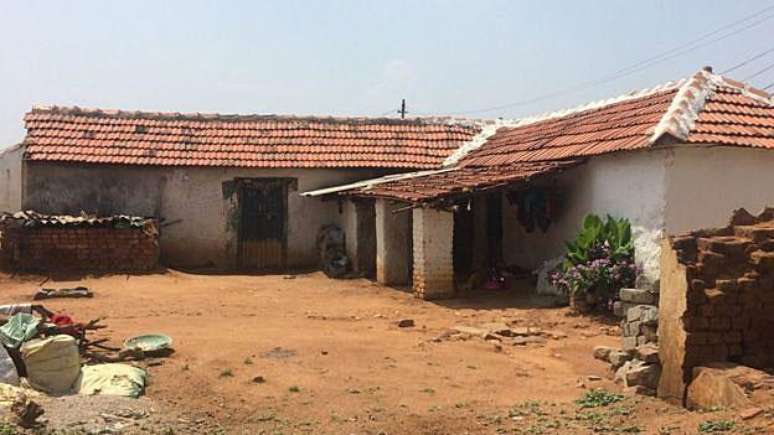 Casas do vilarejo estão vazias depois de um alto número de mortes entre os moradores (Foto: BBC/Sriram Karri)