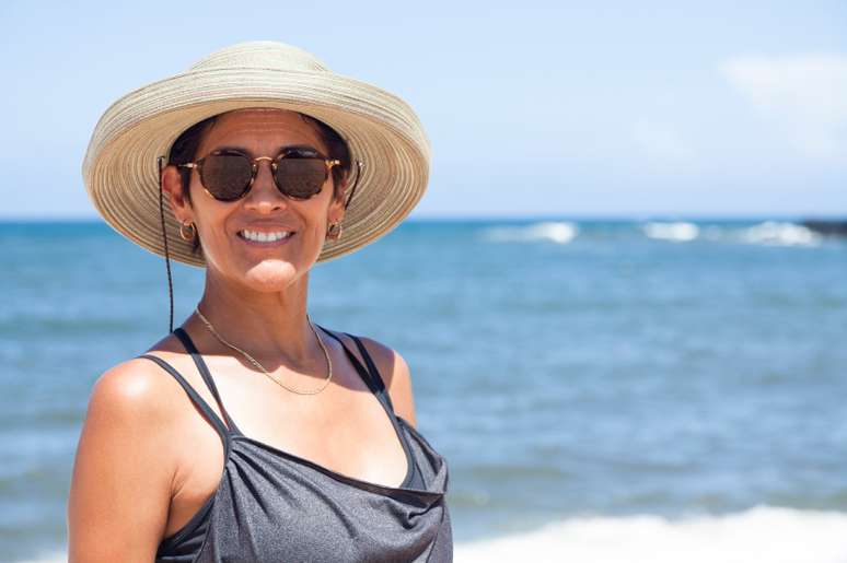 Usar barreiras físicas, como chapéus, ajuda a prevenir a acne solar.