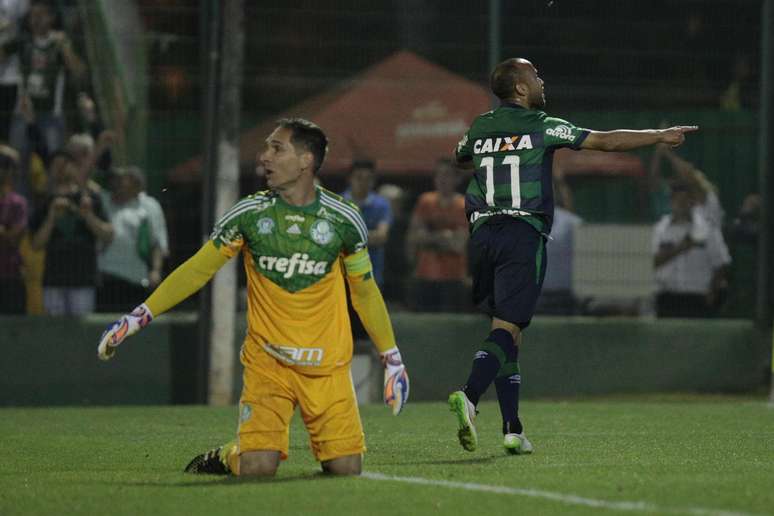 Para desespero de Fernando Prass, Ananias comemora o quinto gol da Chapecoense diante do Palmeiras na Arena Condá