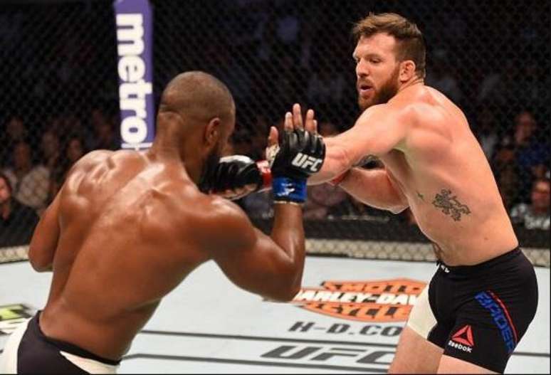 Ryan Bader bateu Rashad Evans